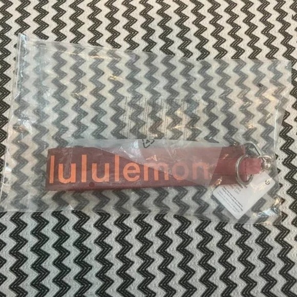 BUNDLE NWT Mini Belt Bag & Never Lost Keychain - Picture 3 of 16